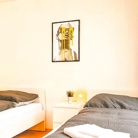 Apartment Monteurwohnung Mit Balkon Und Wohnzimmer Bochum