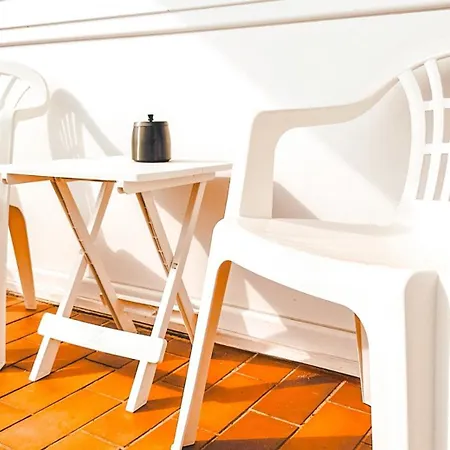 Monteurwohnung Mit Balkon Und Wohnzimmer