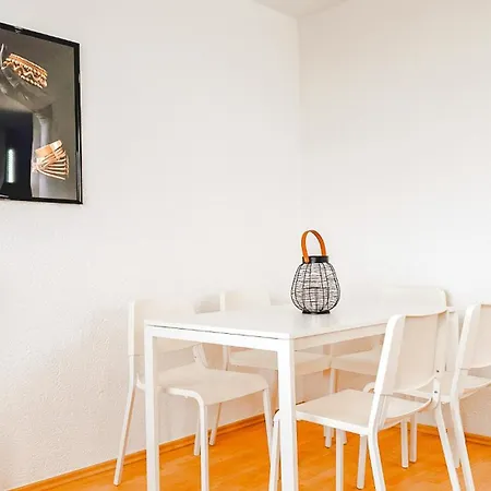 Monteurwohnung Mit Balkon Und Wohnzimmer *