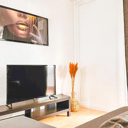 Monteurwohnung Mit Balkon Und Wohnzimmer