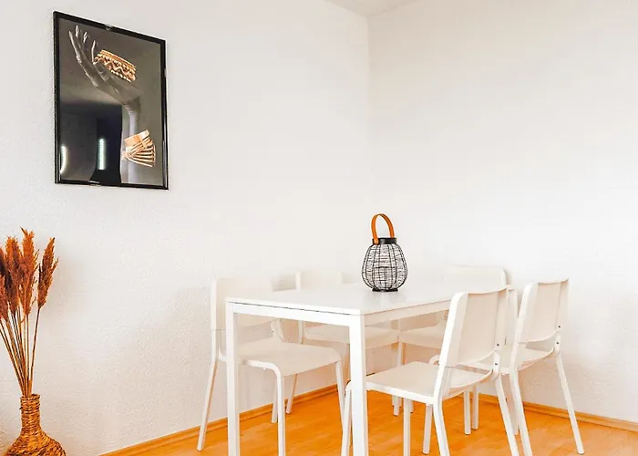 Monteurwohnung Mit Balkon Und Wohnzimmer *