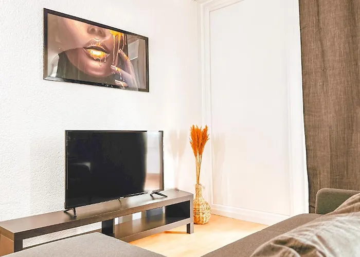 Monteurwohnung Mit Balkon Und Wohnzimmer